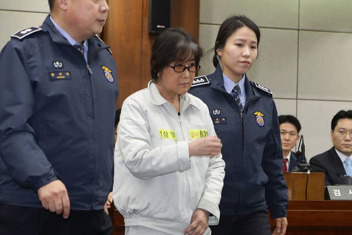 Choi Soon-sil, a confidente da presidente sul-coreana Park Geun-Hye, no seu primeiro julgamento no Tribunal Central de Seul, em 5 de janeiro.