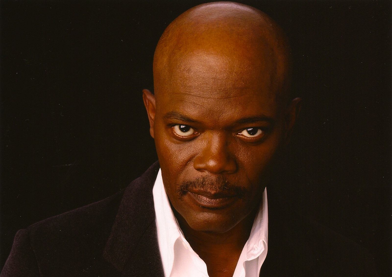 Another famous actor who has won the heart of audience with his acting. This actor is known for playing weird and unpredictable roles. He is looking charmed without hair. He is also a golfer in real life.