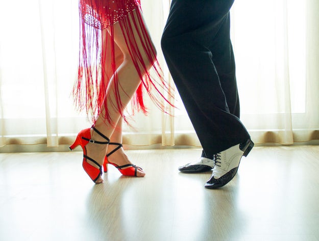 Decir "gastar pista" en lugar de "bailar".