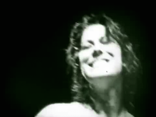 Kim Deal, bassiste et chanteuse de son état, a fait partie de deux groupes fondamentaux du rock alternatif: les Pixies et les Breeders. Toujours avec ce sourire si communicatif, elle a contribué à écrire tout un pan de l'histoire de la musique, avec talent et générosité.Titres phares: Cannonball, Where Is My Mind?...