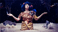 Björk n'a pas évolué que dans le rock, loin de là. Le punk, le trip hop, la pop ou encore l’expérimental, rien ne lui fait peur. Musicalement parlant et au niveau de l'imagerie qu'elle a su créer.Titres phares: Army Of Me, It's Oh So Quiet, Bachelorette...