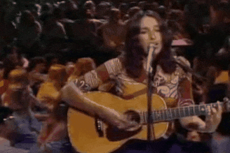 L'une des figures emblématiques de la scène folk des années 60. Joan Baez, qui a su livrer une musique sublime, mais aussi s'engager pour les Droits civiques puis contre la guerre au Vietnam. Des engagements qu'elle a renouvelés depuis et qu'elle continue à honorer, souvent en musique...Titres phares: Blowin' In The Wind, Forever Young...