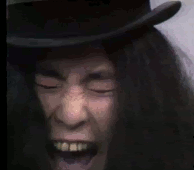 Pour beaucoup, Yoko provoqua la fin des Beatles. Pour d'autres, elle représente quasiment à elle seule un genre de musique, qui ne fait qu'un avec une exigence artistique un peu opaque mais à n'en pas douter passionnante. Encore aujourd'hui, Yoko ne lâche rien et se fait le vecteur d'une sensibilité insaisissable, toujours en avance sur son temps.Titres phares: Sisters, O Sisters, Kiss Kiss Kiss...