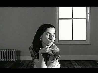 Nommée membre de l'Ordre de l'Empire britannique pour services rendus à la musique, PJ Harvey est sans conteste l'une des artistes les plus primordiales du rock alternatif. Ayant depuis bien longtemps fait voler en éclats les frontières entre les genres, elle a tracé sa voie, encourageant dans la volée de nombreuses vocations.Titres phares: Down By The Water, Good Fortune, Dress...