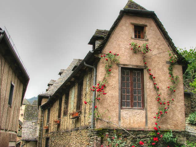 fondo del pueblo de la bella y la bestia