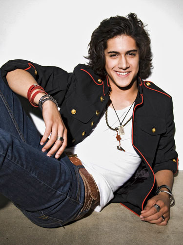 Swoon! Ex-Nickelodeon star, Avan Jogia, is not only super dreamy and a talented actor but he takes the cake by baring a huge resemblance to Aladdin.