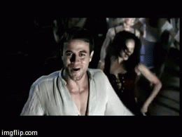 Porque tu pueblo es un lugar ajeno a los prejuicios y tú puedes ser el más heavy de tu ciudad que en tu pueblo también te dará el subidón con 'Bailando' de Enrique Iglesias.