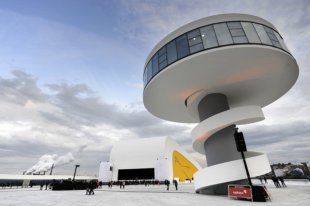 Puedes hacer una escapadita para ver el museo Guggenheim (Bilbao), el centro cultural Niemeyer (Avilés, Asturias), el Parasol de la Encarnación (Sevilla), la Catedral de Santiago, la Ciudad de la Cultura (Santiago), el Palacio de Congresos de Zaragoza, el hotel Marqués de Riscal (Elciego, Áraba), el Auditorio de Santa Cruz de Tenerife...