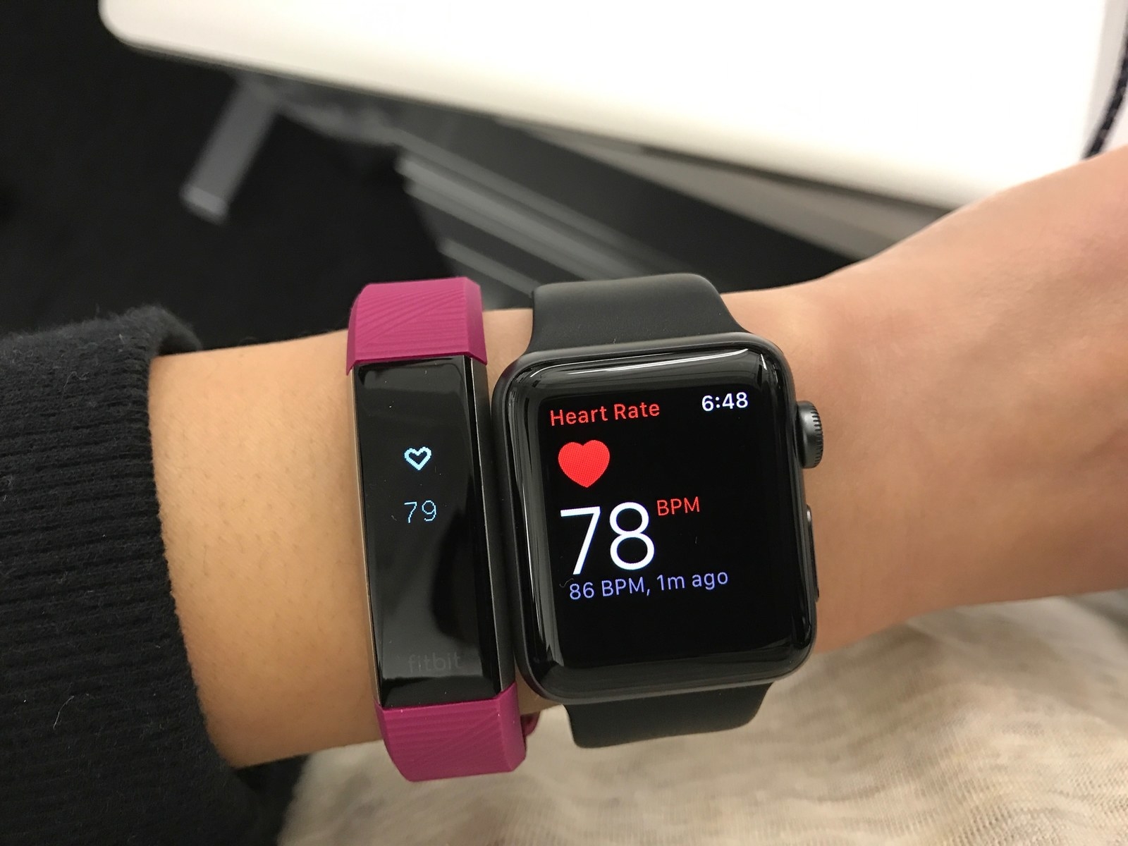 does the fitbit alta track heart rate