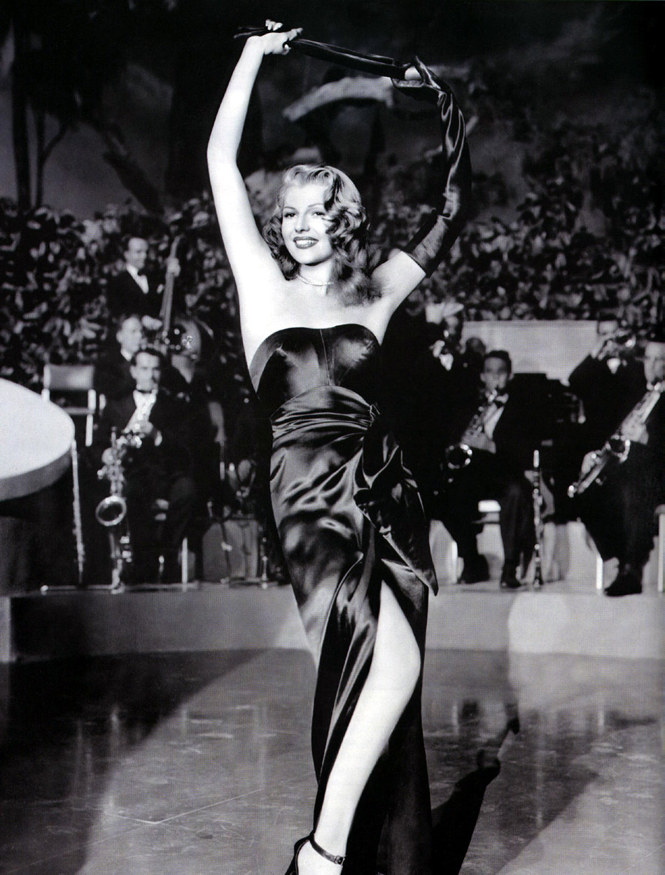 Rita Hayworth plays Gilda, a woman dealing with a love-hate relationship who finds ways to make her past lover jealous and enraged by flaunting her sex appeal and getting involved with various men.