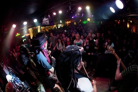 It's a very famous night club in Maringá where you can listen to Rock music. There's a lot of famous covers and many brazilian rock shows Some singers and bands of this kinds of music are: Legião Urbana, Raul Seixas, Cazuza, Ratos de Porão, Pitty, Rita Lee and Capital Inicial.