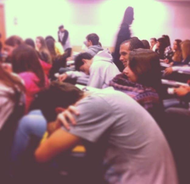 &quot;Un día, durante un descanso en clases, un amigo mío puso su cabeza abajo y tomó una corta siesta. Tomé esta foto para mostrarle a otros amigos que estaban en otra sala de clases. Cuando tomé la foto, nadie en la sala estaba de pie, no había nadie detrás de mí que pudiera hacer sombra, y no había nadie caminando por la sala de clases.–Mariana, vía BuzzFeed
