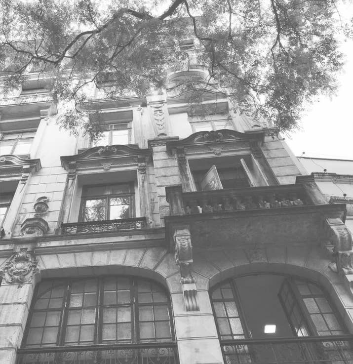"Trabalho em um edifício antigo, construído em 1929 no centro de São Paulo. A sala ficou fechada por pelo menos 20 anos antes de nos mudarmos porque o último dono matou a esposa e também se matou. Nos mudamos pra lá há dois meses e todo dia quase que exatamente 12h08 a campainha toca e nunca tem ninguém. Já olhamos nas câmeras e realmente não é ninguém. Outro dia eu fiquei sozinho no escritório no final da tarde, apaguei todas as luzes, fechei as janelas e ativei o alarme. Quando me viro pra fechar a porta, a luz da cozinha estava acesa (uma que eu havia acabado de apagar). Outra vez, cheguei de manhã e a luz da sala também apagou sozinha. Escutei até o barulho do interruptor. A gota d'água foi quando vi meu rosto e o de mais alguém atrás de mim refletido na tela do computador. Não tinha ninguém quando me virei. Resolvi falar sobre essas coisas com a esposa do zelador, que mora no prédio há vários anos. Ela me disse que agora lá está até tranquilo, mas que acontecia muita coisa estranha e que agora ela até consegue pegar o elevador sozinha. Ri de nervoso", Almiro Dias - via Facebook.