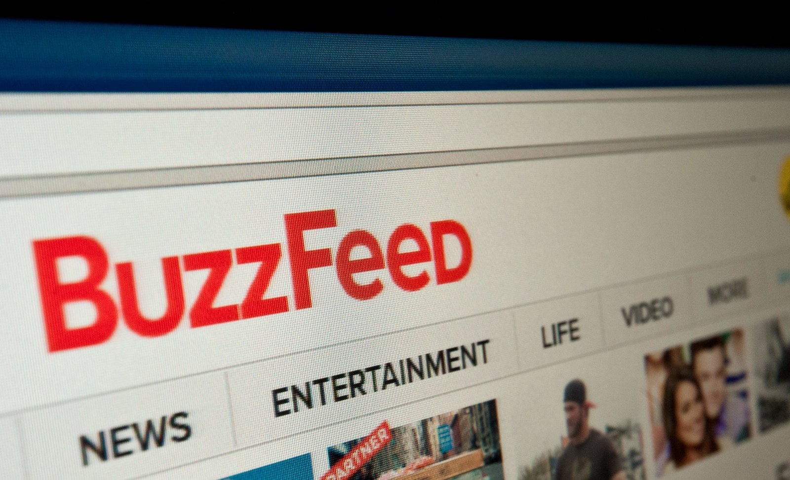 BuzzFeed Japanの編集長である古田大輔にも聞きました。ーー 面接において、学生は社長のツイートを読んでおくべきだと思いますか?記者を採用するBuzzFeedとしては、リサーチ能力は加点ポイントです。もし学生が社長のツイッターを読んで情報収集しているならば、加点につながるでしょう。ーー では、社長のツイートを読んでいない人材は不採用ですか?そんなことはありません。リサーチ能力だけで採用可否が決まるわけじゃないので。採用面接で判断する能力って、コミュニケーション力だったり好奇心だったりいろいろありますよね。リサーチ能力もそのうちの一部です。面接先の社長のツイートを読んでおくことを常識だとは思いません。