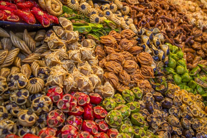 Pâtisseries sur un marché marocain