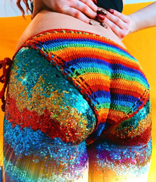 Move out of the way glitter roots, the newest sparkly trend, the Glitter Booty, is here.