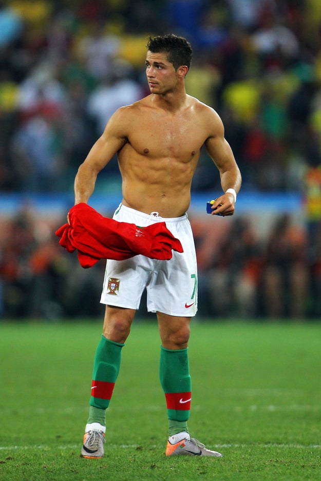 Cristiano Ronaldo, astro do futebol português, é conhecido no mundo todo não só por sua habilidade, como também por ser muito bonito.