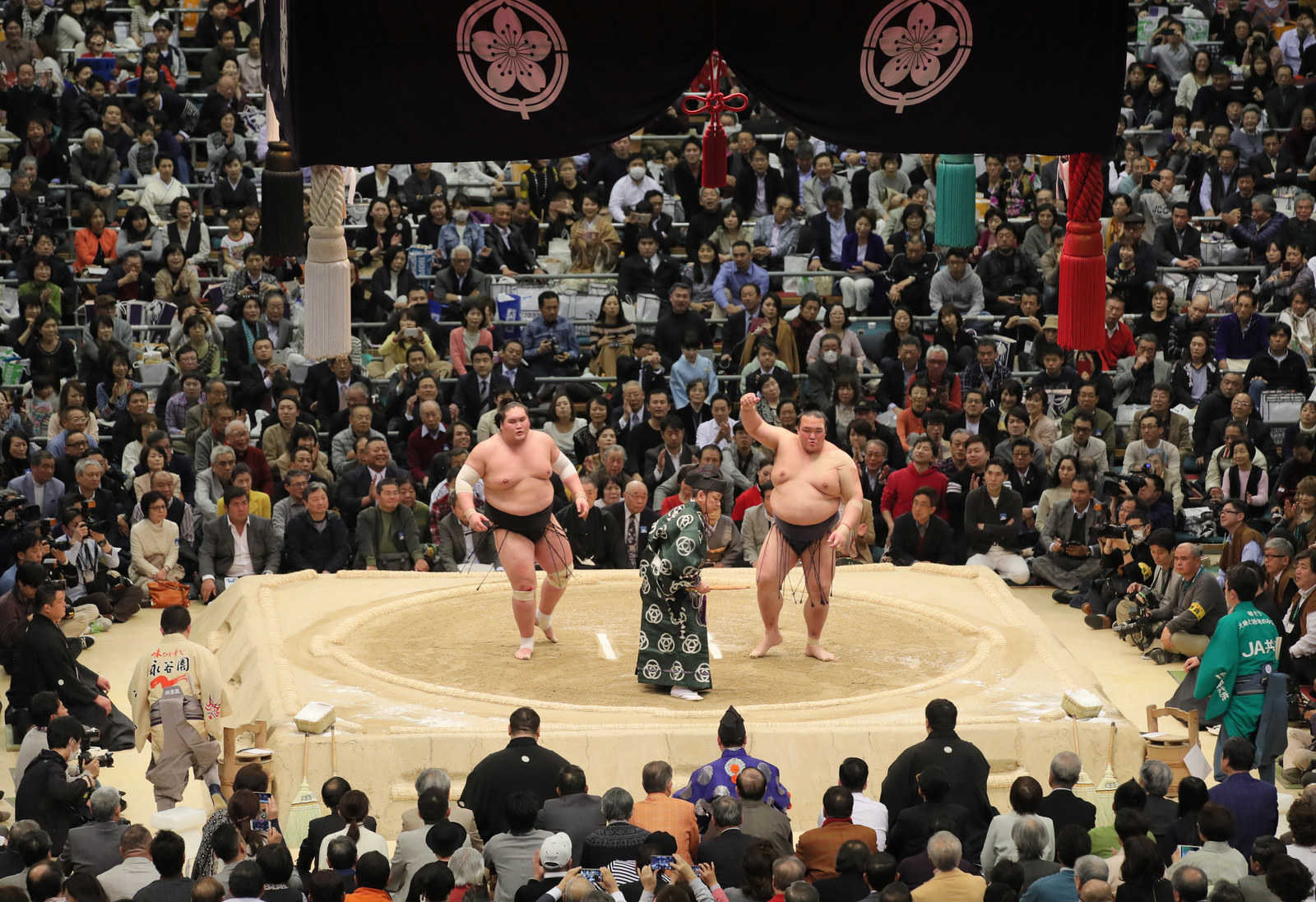 照ノ富士への「モンゴル帰れ」に広がる波紋 これは単なるブーイングな