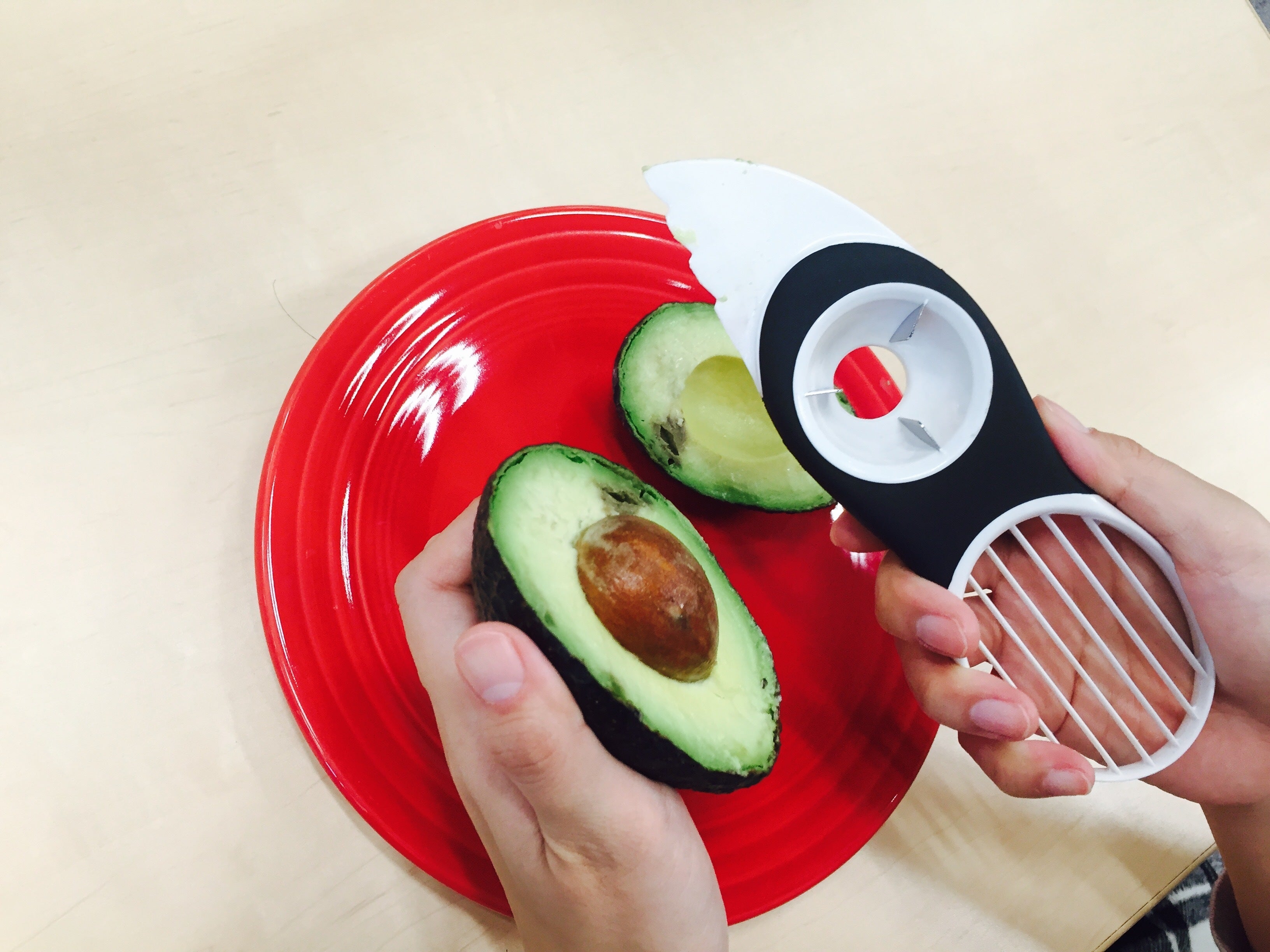 アボカドをザク パカ シュッで食べられる道具みつけたよー
