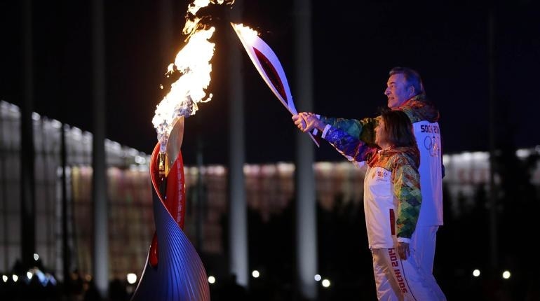 The colors of this torch were chosen to represent ice and snow, as well as the traditional red of the Russian flag. It is said that this torch is supposed to look like the feather of a phoenix.