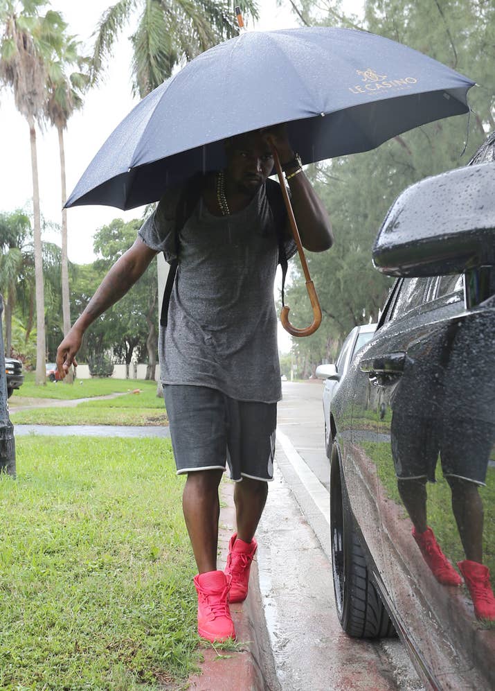 Level of rain: ☔ ☔ ☔ ☔ ☔ ☔Reaction to the rain: Clearly not pleased that his shoes are getting wet.