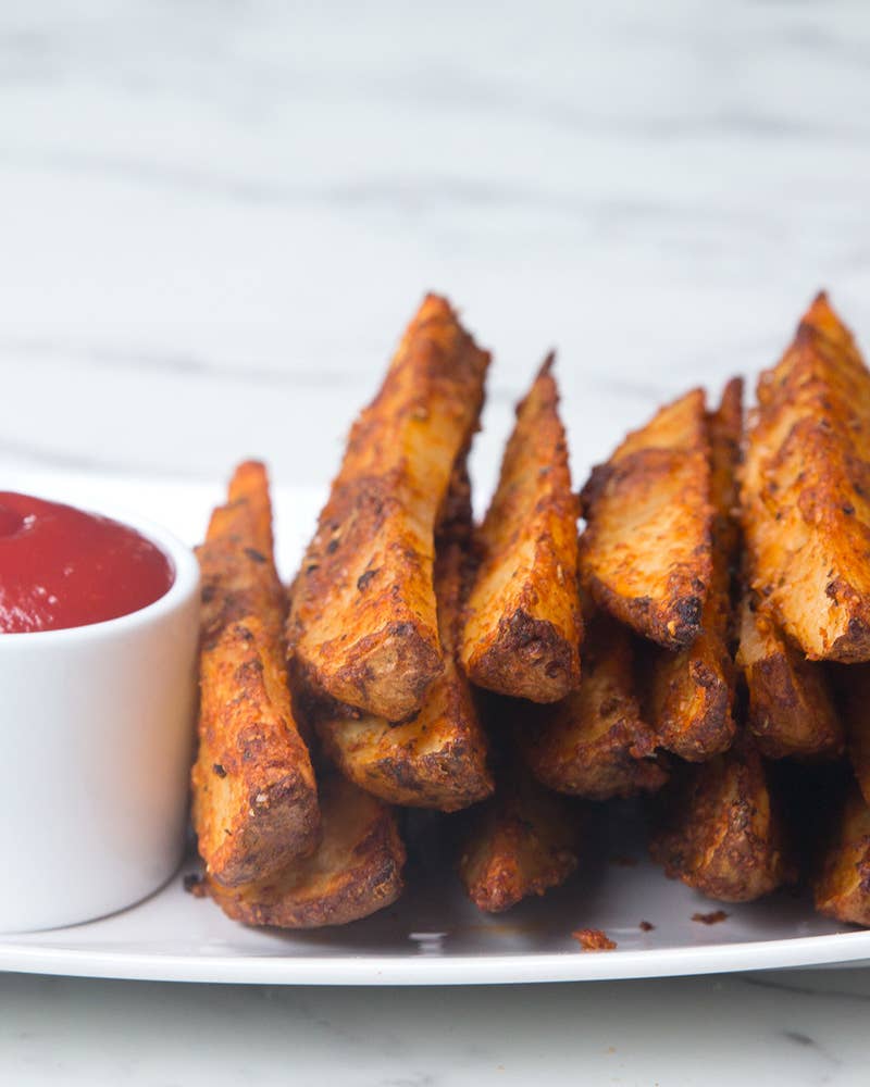 Porções: 3-4REREDIENTES3 batatas grandes russet⅓ xícara de azeite 1 colher de chá de sal ½ colher de chá de pimenta1 colher de sopa de alho em pó1 colher de sopa de orégano 1 colher de sopa de páprica ½ xícara de queijo parmesão PREPARAÇÃO Preaqueça o forno a 200 ° C Lavar bem as batatas, cortar ao meio e fatiar Cunhas em azeite e temperos.  Coloque em uma assadeira, com o lado da pele para baixo, e asse 40-50 minutos. # Aproveite!