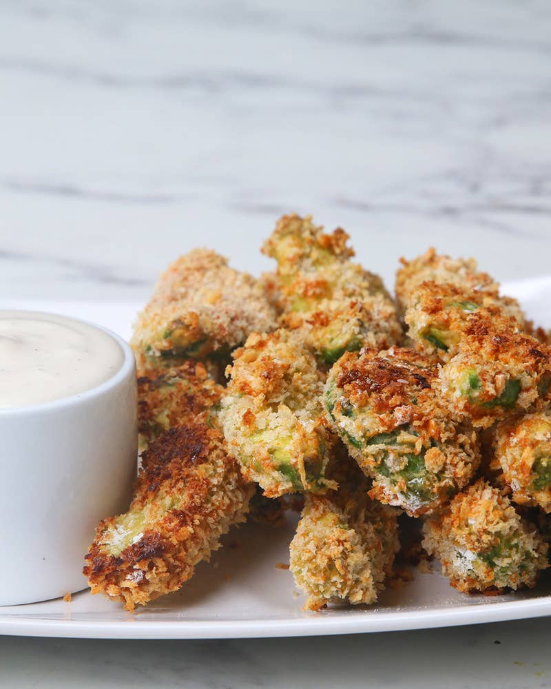 Doses: 3-4INGREDIENTES3 abacates maduros2 ovos, levemente batidos1 xícara de farinha2 xícaras panko farinha de rosca Sal a gosto Pimenta de passarena, a gosto PREPARAÇÃO # Pré-aqueça o forno a 400 ° F / 200 ° C # Fatie cada abacate ao meio, depois em fatias.  Colher fora da casca. # Misture pão ralado panko com sal e pimenta de Caiena.  Mergulhe cada fatia de abacate na farinha, depois os ovos e, em seguida, panko.  Coloque em uma assadeira forrada de pergaminho e asse 12-15 minutos, virando uma vez.