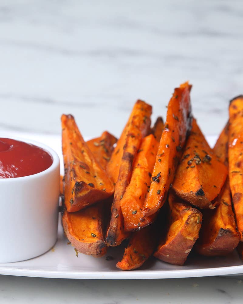 Dose: 3-4INGREDIENTES3 Batata-doce de tamanho médio⅓ xícara de azeite de oliva1 colher de chá de sal ½ colher de chá de pimenta2 colheres de sopa de alecrim fresco picadoPREPARAÇÃO # Pré-aqueça o forno a 400 ° F / 200 ° C. # Lave bem as batatas doces.  Fatie ao meio, depois em cunhas. # Jogue fatias de azeite e temperos.  Coloque em uma assadeira, com o lado da pele para baixo e asse 30-40 minutos. # Aproveite!