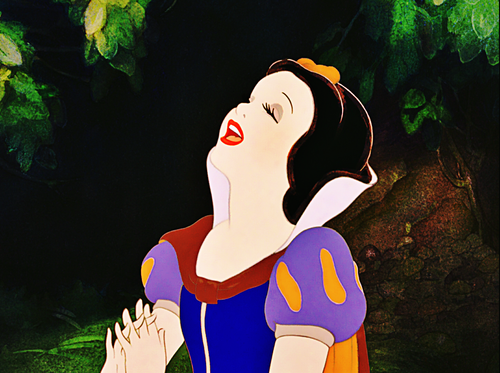 Белоснежка поет. Уолт Дисней Snow White. Walt Дисней screencaps. Принцессы Дисней Белоснежка.