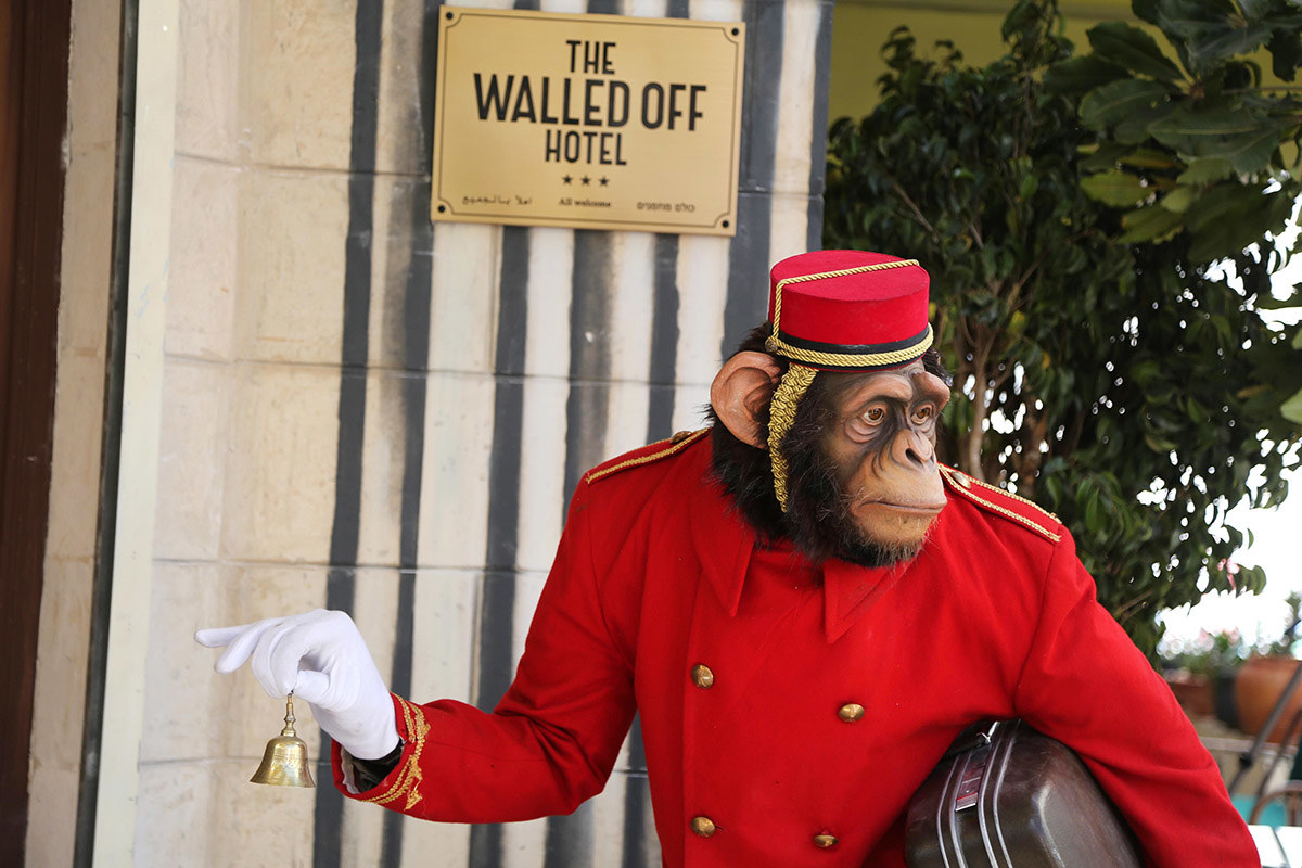 物議の芸術家バンクシーがパレスチナでホテル開業 売りは 最悪の眺め