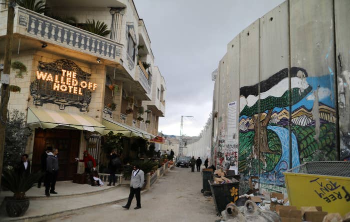 物議の芸術家バンクシーがパレスチナでホテル開業 売りは 最悪の眺め
