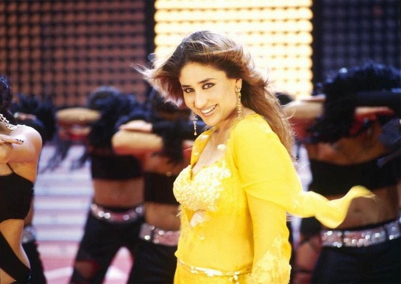 Kareena proviene de una familia estrechamente ligada al mundo de la actuación. Amamos su papel en la película Khushi (2003) Mientras que las chicas se dedican a ayudar a una pareja de amigos para que se casen, dos estudiantes desarrollan sentimientos mutos lo cual convierte la historia en un caso mucho más interesante.