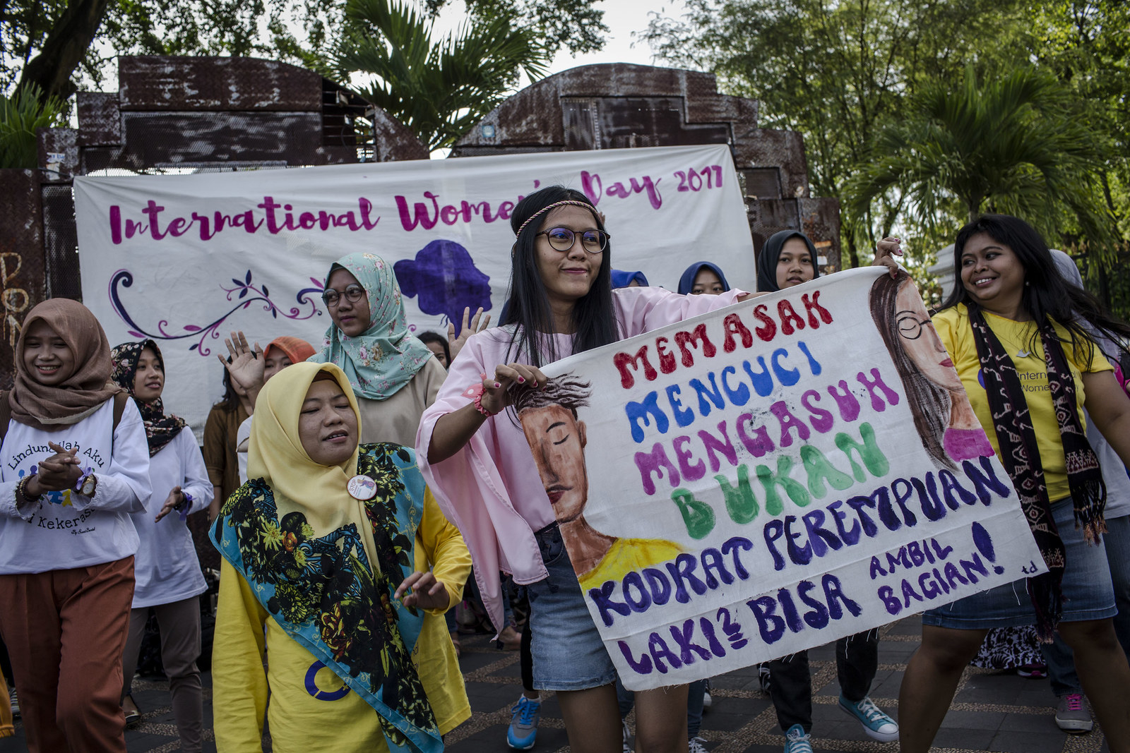 Live Updates: Women Around The World Took The Day Off To Demonstrate ...