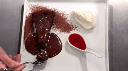 Coulis é um molho simples feito de frutas e açúcar.