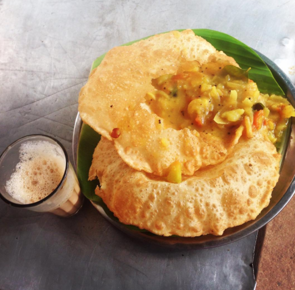 As famílias do norte da Índia se deliciam com poori masala de manhã.