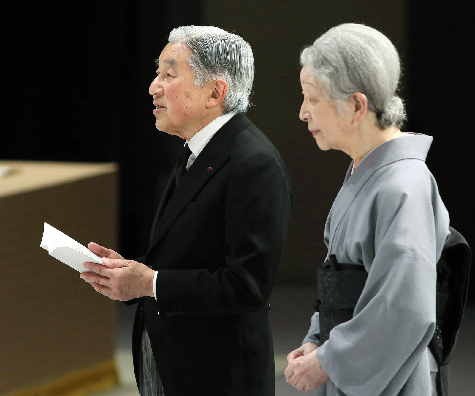 政府主催の追悼式でおことばを述べられる天皇陛下=2016年3月11日午後、東京都千代田区