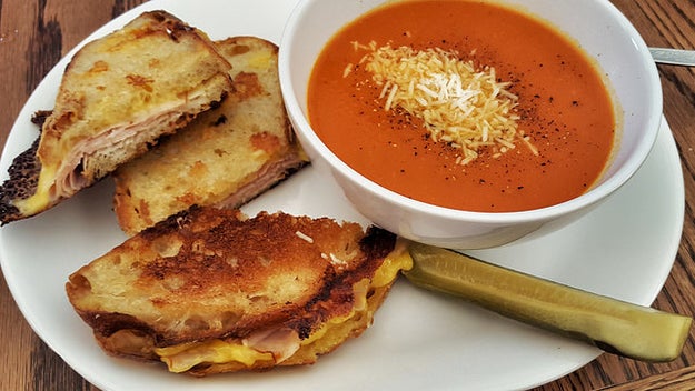 Queijo quente com sopa de tomate – EUA: