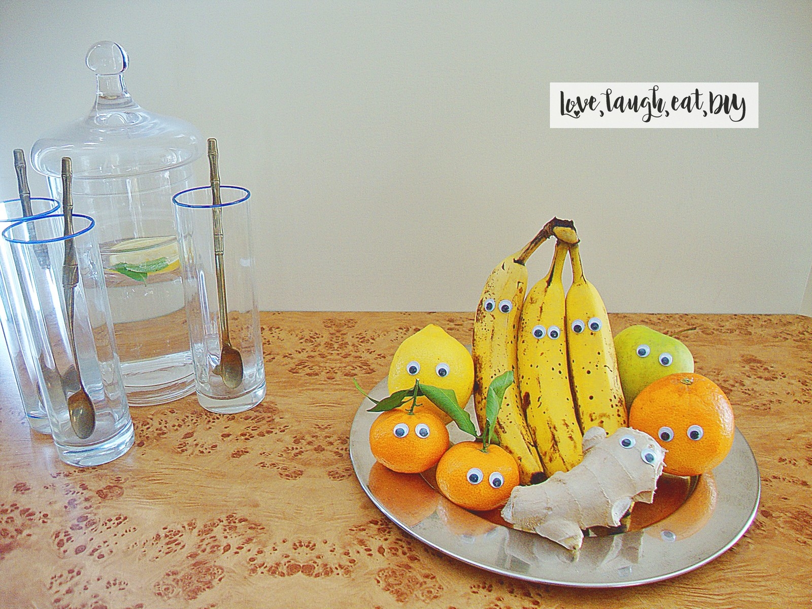 That’s what you need for a super fun basket of fruit:tapescraps of fabricgluescissorsgoogly eyesfunbananas, pears, apples, pineapples…Pick the fruit or vegetables of your choice and give ‘em some personality! Stick on ‘em whatever your imagination can imagine: