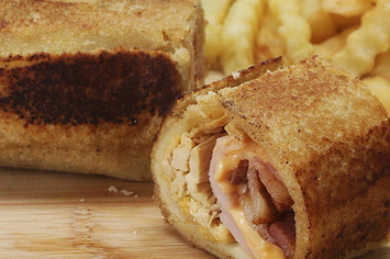 Este sanduíche de rolo envolve tudo o que você ama