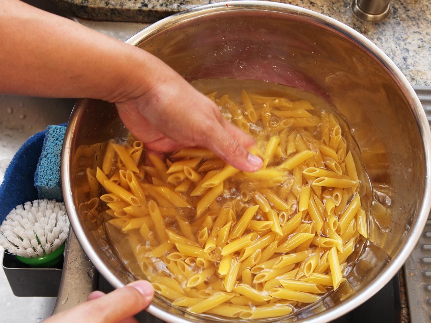 Как варить вермишель. Замачиваем спагетти в холодной воде. Pasta Vermicelli boiled. Как варить спагетти чтобы не слипались после варки. Что делают с вермишелью перед варкой.