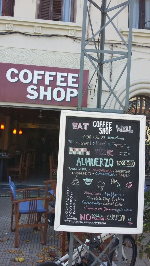 Letrero en café uruguayo causa indignación por su racis