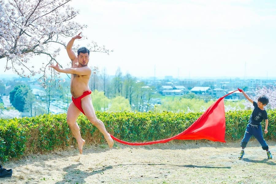 躍動感 ハンパない 桜の中でふんどし姿で踊るダンサーが美しい