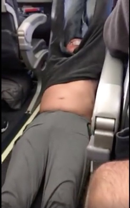 ユナイテッド航空 乗客を機内から引きずり下ろし 血まみれに 社長の謝罪も炎上