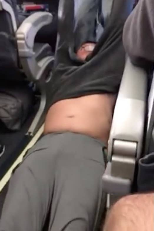 ユナイテッド航空 乗客を機内から引きずり下ろし 血まみれに 社長の謝罪も炎上 ユナイテッド航空 乗客を機内から引きずり下ろし 血まみれに 社長の謝罪も炎上