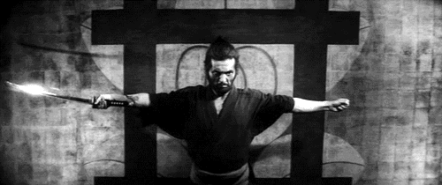 Jidaigeki ist ein japanisches Filmgenre, das sich hauptsächlich mit der Edo-Zeit der japanischen Geschichte befasst. Lucas war ein großer Fan japanischer Samuraifilme und hat sie zur Inspiration benutzt, als er Krieg der Sterne machte.