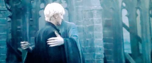 „Diese Szene in Die Heiligtümer des Todes - Teil 2, in der Voldemort Draco umarmt, bringt mich jedes Mal auf 180. Eine der grundsätzlichen Eigenschaften von Voldemort ist, dass er absichtlich alleine und ohne Freunde ist und definitiv KEINE Umarmungen verteilt.“ —jkf395