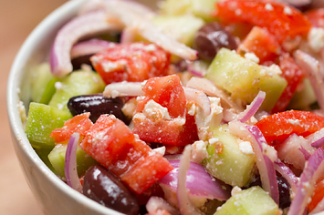 Prepare um jantar light com esta salada de tomate, pepino e queijo feta