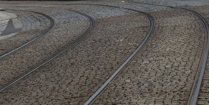 Überall: Ein auf Schienen fahrendes Verkehrsmittel.In Bremen: 'Ich bin nicht von hier.'