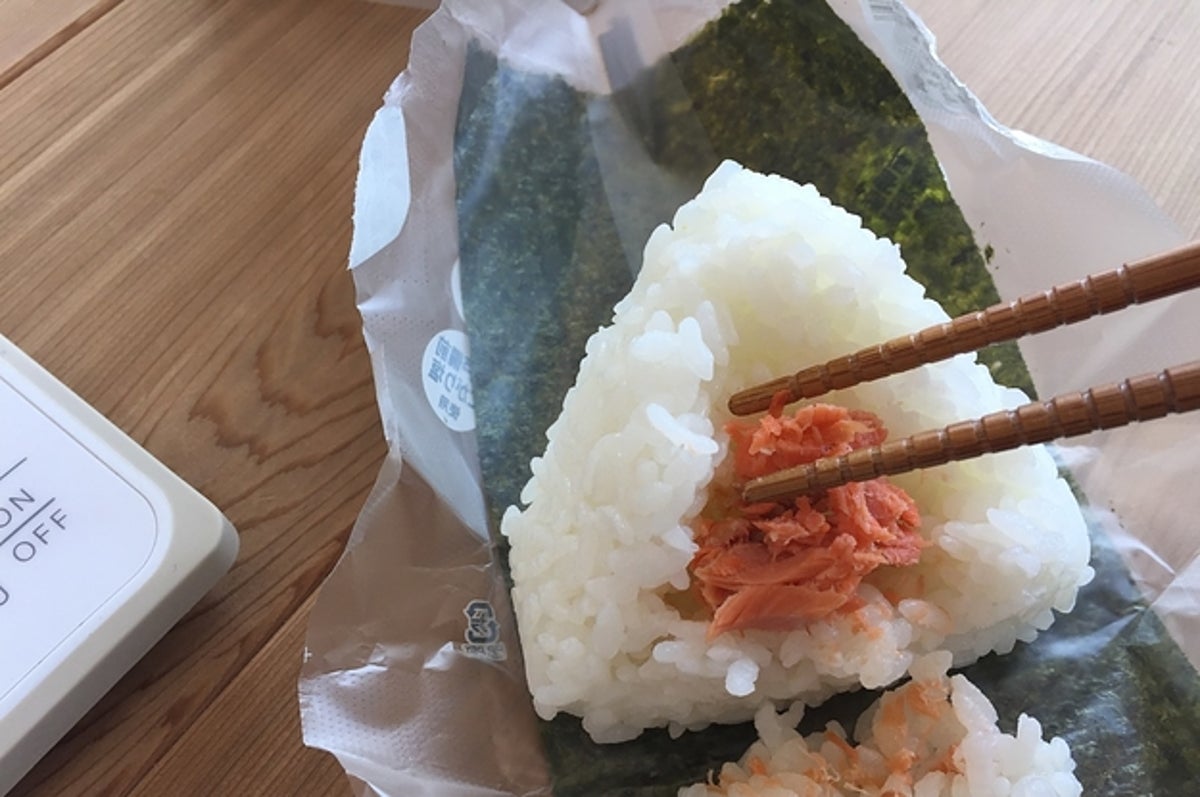 実験 ローソンのおにぎりにセブンイレブンの しゃけ を入れて食べてみた