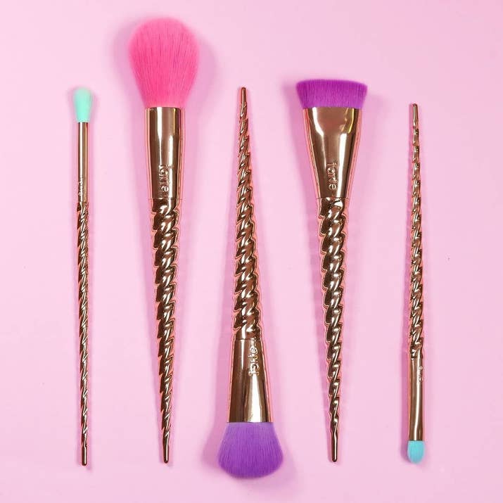 I bet unicorn manes/tails are this soft too. *lovingly strokes brush heads*Get the set from Sephora for $39.Check out more magical products from Tarte's ~Make Believe in Yourself~ collection on Sephora here — like this stunning Spellbound Glow Rainbow Highlighter! 🌈 ✨ 👀